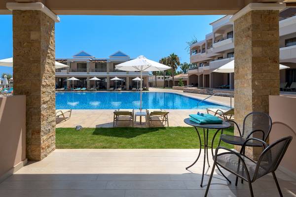 Außenbereich des La Marquise Luxury Resort Complex mit Pool und Sonnenliegen