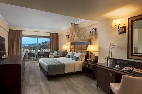 Hotelzimmer im La Marquise Luxury Resort Complex mit Bett, Fernseher und Aussicht.
