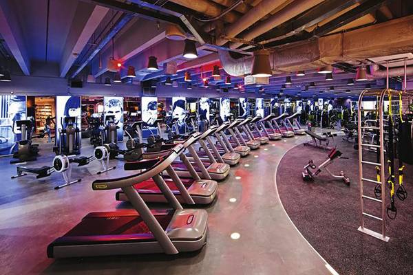 Innenansicht des Fitnessstudios im Jumeirah Emirates Towers Hotel mit mehreren Laufbändern und Trainingsgeräten.