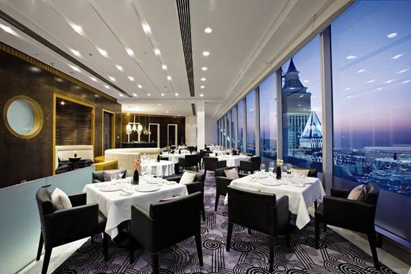 Innenansicht des Restaurants im Jumeirah Emirates Towers Hotel mit Blick auf die Stadt.