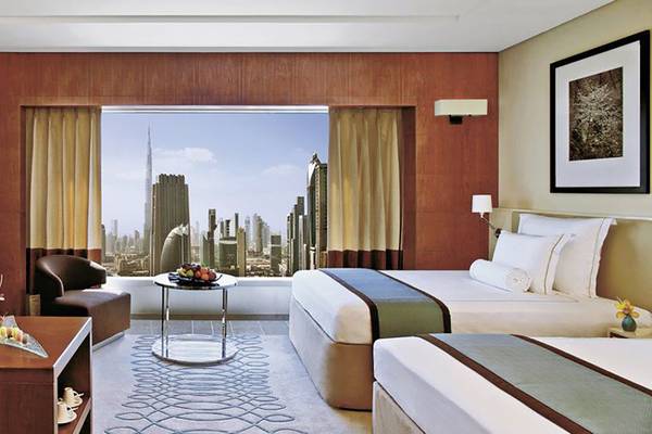Innenansicht eines Hotelzimmers im Jumeirah Emirates Towers mit Blick auf die Stadt
