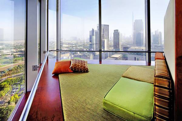 Blick aus Fenster von Jumeirah Emirates Towers mit Blick auf die Stadt.