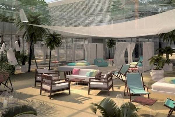 Loungebereich des Amadria Park Beach Hotel Jure mit vielen Sesseln, Tischen und Pflanzen.