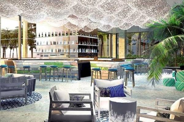 Loungebereich im Amadria Park Beach Hotel Jure mit Bar, Sitzgelegenheiten und Palmen.