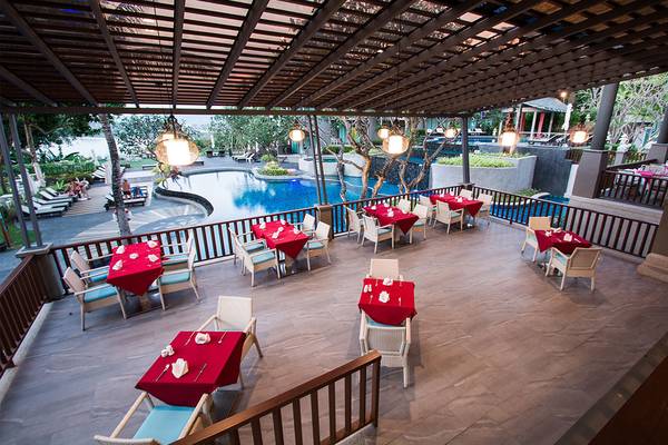 Terrassenrestaurant im Andaman Cannacia Resort mit Blick auf den Pool.