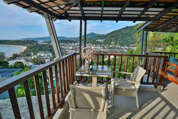 Aussicht vom Balkon des Andaman Cannacia Resorts auf die Stadt und Berge.