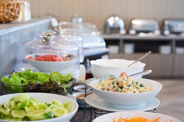Buffet mit Salaten und Gerichten im Andaman Cannacia Resort