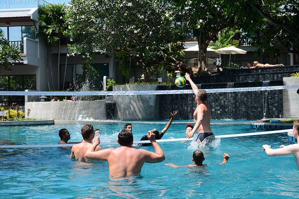 Volleyballspiel im Pool des Andaman Cannacia Resorts mit mehreren Spielern.