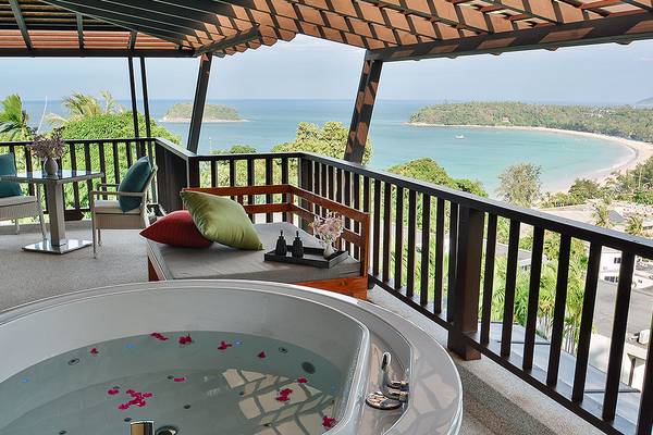 Balkon mit Whirlpool und Meerblick im Andaman Cannacia Resort