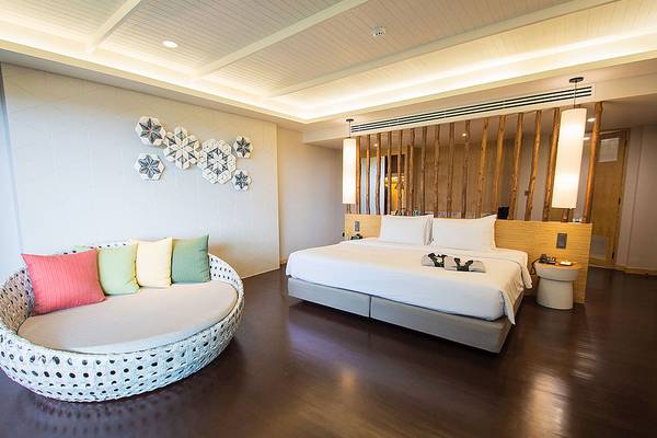 Hotelzimmer im Andaman Cannacia Resort mit Bett und Couch