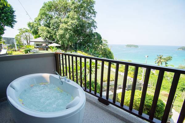 Ein Whirlpool auf der Terrasse des Andaman Cannacia Resorts mit Blick auf das Meer.