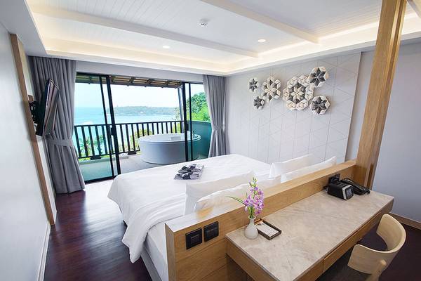 Zimmer im Andaman Cannacia Resort mit Blick auf das Meer vom Balkon aus.