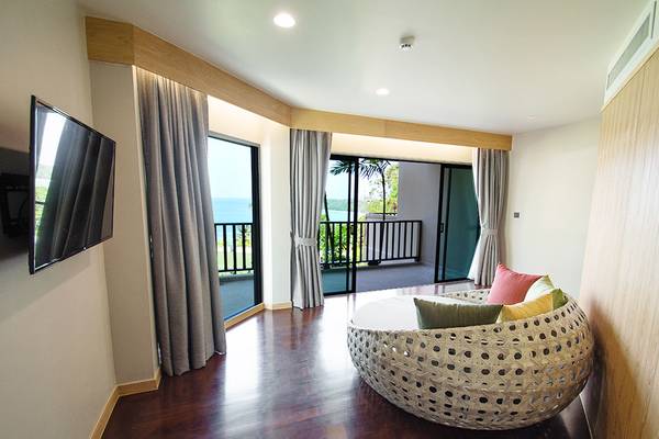 Innenansicht eines Hotelzimmers im Andaman Cannacia Resort mit Balkon und Meerblick.