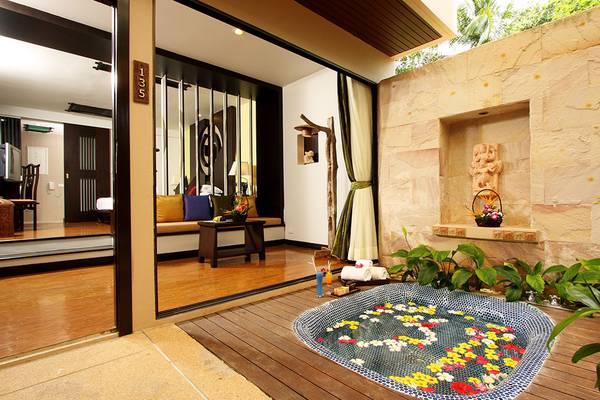 Innenansicht eines Zimmers im Andaman Cannacia Resort mit einer Badewanne und Blick auf eine Lounge.