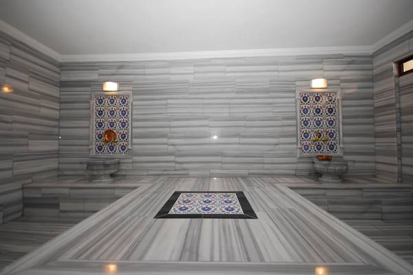 Innenansicht der Sauna im Meril Hotel mit Marmorwänden und Fliesenmuster.