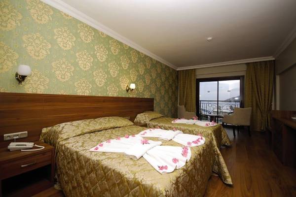 Doppelzimmer im Meril Hotel mit zwei Betten, Balkon, und Blick auf den See.