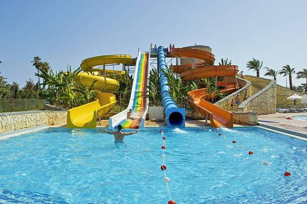 Wasserpark im Blue Waters Club mit mehreren Rutschen und einem Schwimmer