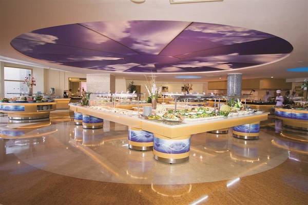 Buffet im Blue Waters Club Restaurant mit violetter Deckenmalerei.