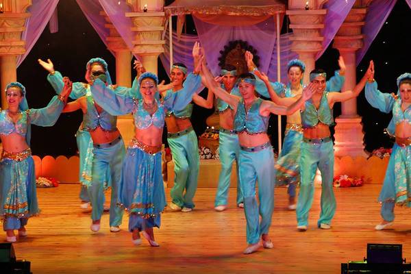 Tanzgruppe im Blue Waters Club mit blauer Kleidung und geschmücktem Bühnenhintergrund.