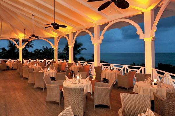 Außenbereich des Barcelo Maya Palace Terrassenrestaurants mit Blick auf den Ozean