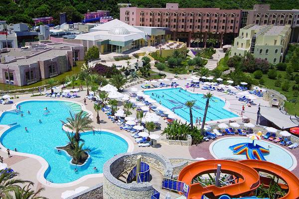 Luftaufnahme des Blue Waters Club Resorts mit Swimmingpools, Wasserrutschen und vielen Gästen.