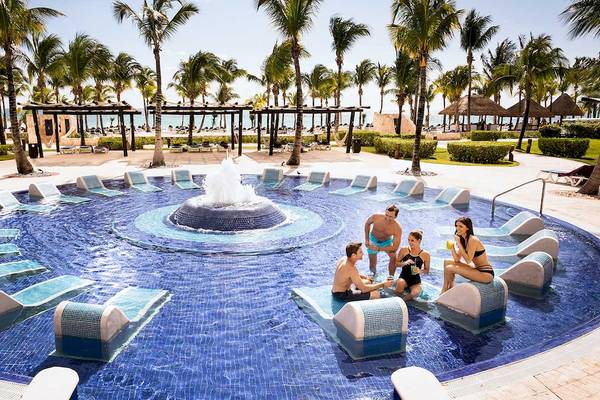 Gruppe von Gästen im Infinity-Pool des Barcelo Maya Palace Hotels