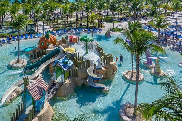 Luftaufnahme des Wasserparks des Barcelo Maya Palace Hotels mit Wasserrutschen und Wasserspielgeräten.
