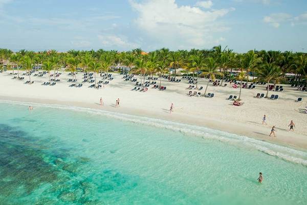 Luftaufnahme des Barcelo Maya Palace Strandes mit vielen Liegen und Palmen