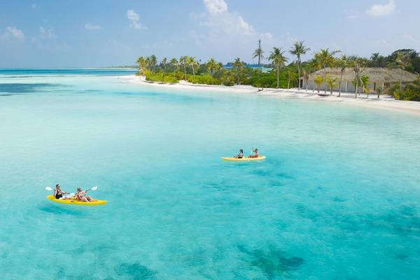 Kajaktour am Innahura Maldives Resort mit zwei Gruppen auf blauem Wasser neben einer Insel