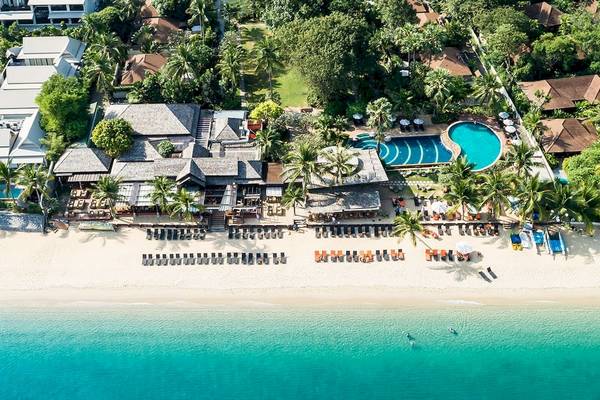 Luftaufnahme des Bandara Resort & Spa, Samui mit Pool und Strand