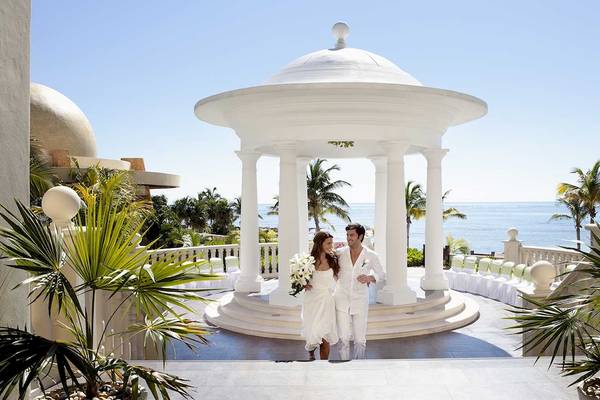 Hochzeitspaar vor einem Pavillon im Barcelo Maya Palace