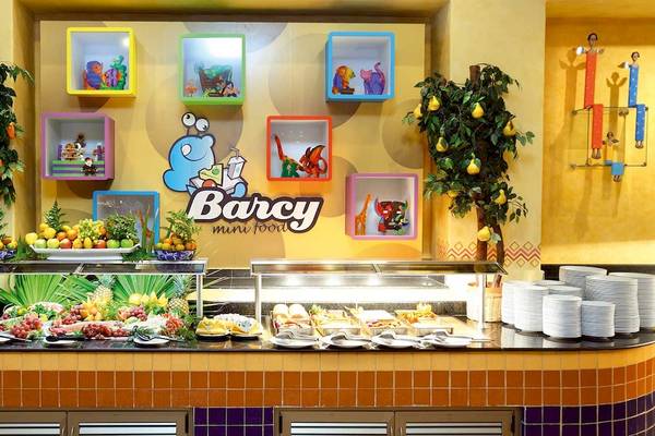 Mini-Lebensmittelbuffet im Barcelo Maya Palace mit verschiedenen Obst- und Salatplatten.