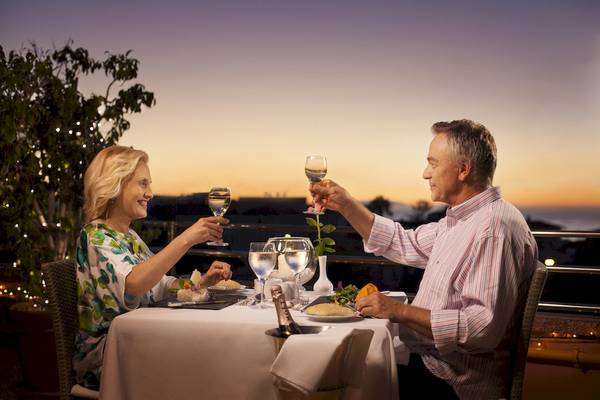 Paar genießt ein Abendessen unter dem Himmel im Hotel Botanico & The Oriental Spa Garden