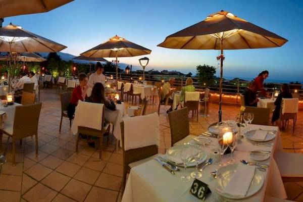 Abendessen auf der Dachterrasse des Botanico & The Oriental Spa Garden Hotels.