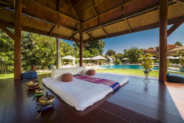 Loungebereich im Botanico & The Oriental Spa Garden Hotel mit Blick auf den Pool.