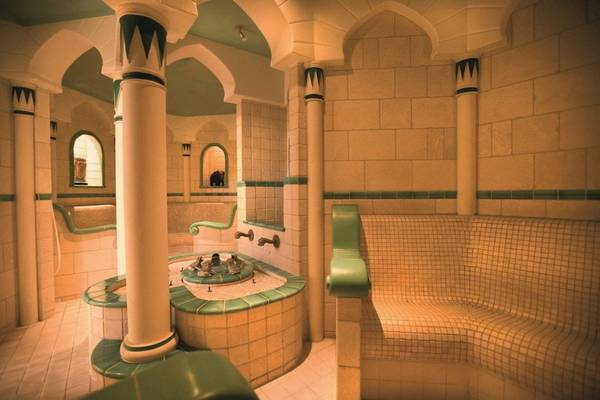 Der Oriental Spa Garden Bereich im Botanico Hotel mit einem zentralen Wasserbecken und Sitzbänken.