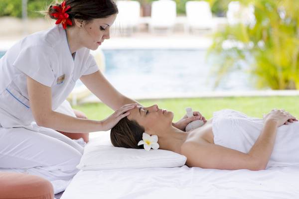 Frau im Botanico & The Oriental Spa Garden Hotel erhält Gesichtsmassage