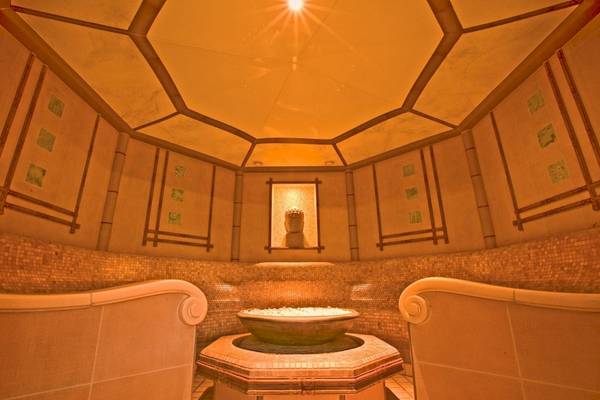 Sauna im Botanico & The Oriental Spa Garden mit geometrischem Muster und zentralem Becken.
