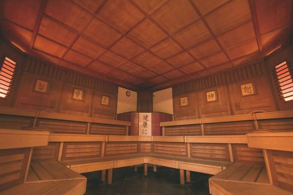 Innenansicht der Sauna im Botanico & The Oriental Spa Garden Hotel mit Holzwänden und Sitzbänken.