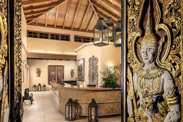 Empfangsbereich des Botanico & The Oriental Spa Garden Hotels mit goldenen Wandverzierungen und Statuen