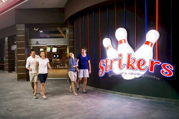 Familie vor dem Strikers Bowling Center im Barcelo Maya Palace Hotel