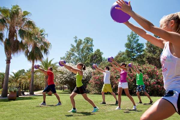 Gruppenfitnesstraining im Freien im Belambra Clubs Pineto Hotel.