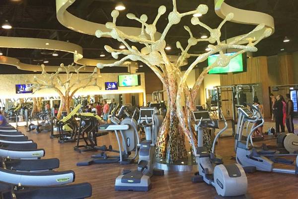 Fitnesscenter des Barcelo Maya Palace Hotels mit vielen Laufbändern und Trainingsgeräten.