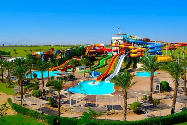 Luftaufnahme des Jaz Aquaviva Wasserparks mit vielen Rutschen und Pools
