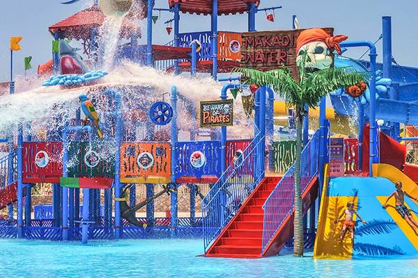Wasserpark im Jaz Aquaviva Hotel mit Rutschen und Wasserfontaenen.