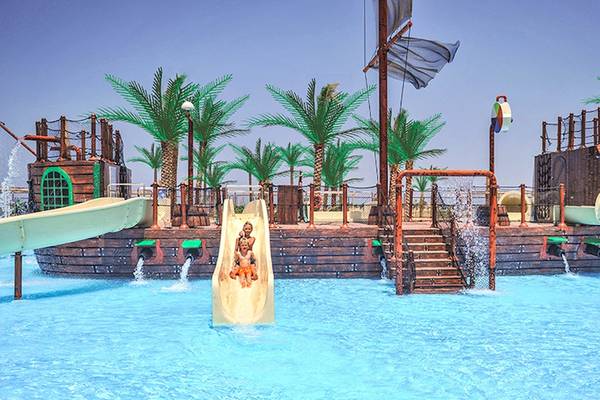 Wasserpark mit Piratenschiff im Jaz Aquaviva Hotel, Kinder rutschen auf einer Rutsche hinunter.