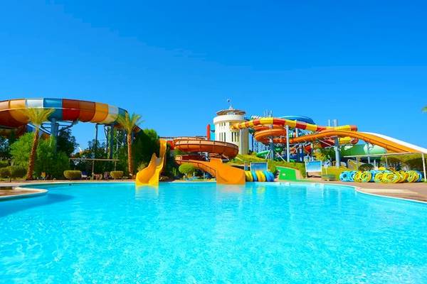Wasserpark im Jaz Aquaviva Hotel mit mehreren Rutschen und einem großen Pool.