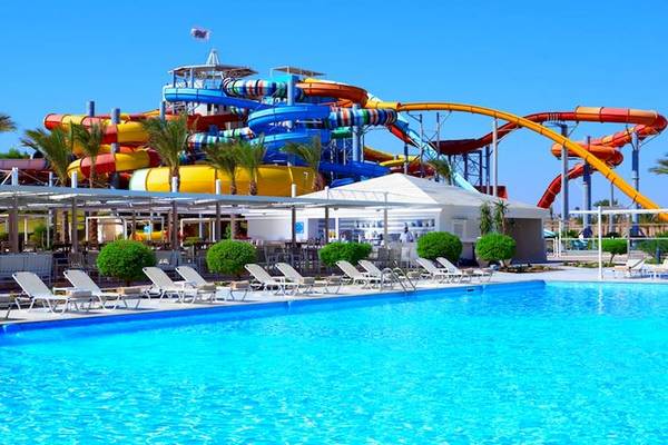 Jaz Aquaviva Wasserpark mit Rutschen und Pool im Freien