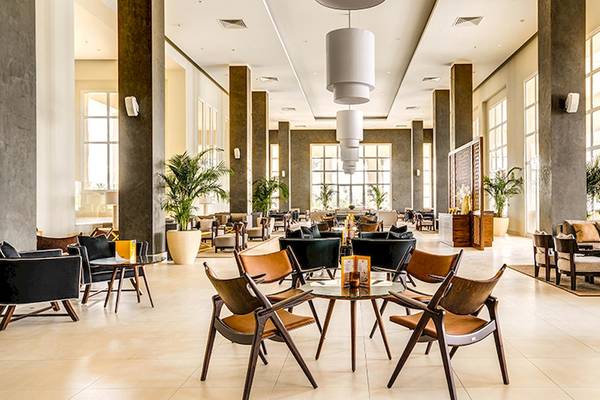 Lobbybereich des Jaz Aquaviva Hotels mit Möbeln und Pflanzen.