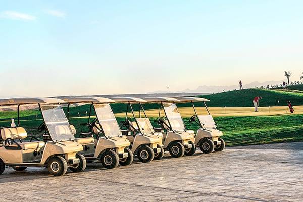 Golfwagen vom Jaz Aquaviva Hotel sind auf dem Golfplatz geparkt.